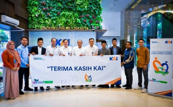 
 KAI Daop 1 Jakarta Salurkan Bantuan TJSL Rp 220 Juta ke Empat Lembaga