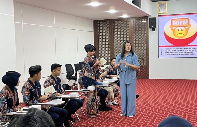 
 Jelang Nataru, KAI Services Bekali Prama-Prami dengan Pelatihan Hospitality