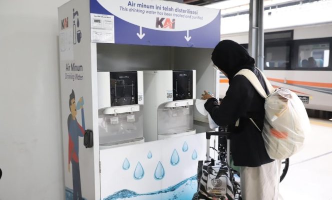 
 Manfaatkan Dispenser Gratis di Stasiun-Stasiun Daop Jakarta, Jangan Lupa Isi Tumbler Ya!
