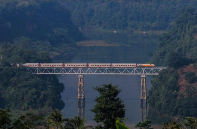 
					Penumpang KA Parahyangan Terus Meningkat, Kenyamanan dan Panorama Alam Jalur Jakarta-Bandung Jadi Daya Tarik