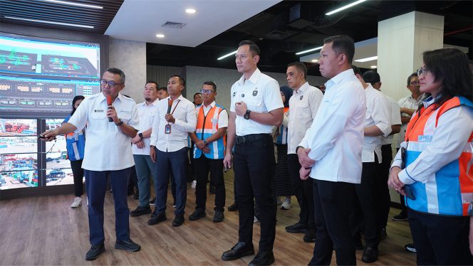 
 Direktur Operasi Pelindo Putut Sri Muljanto memberikan penjelasan terkait operasional di Pelabuhan Tanjung Priok kepada Menko Infra Agus Harimurti Yudhoyono.