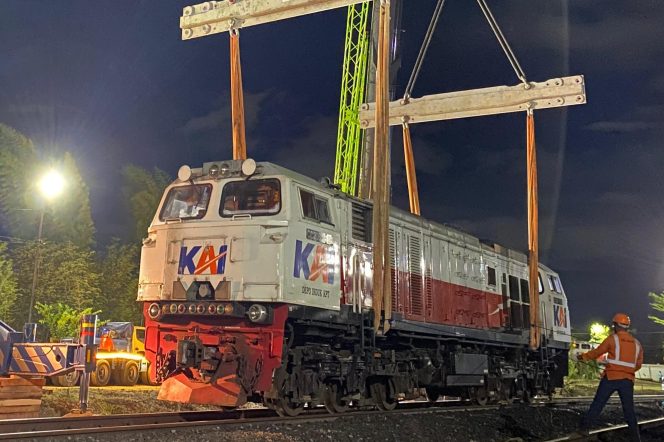 
 Dukung Kelancaran Peningkatan Mobilitas Masyarakat, KAI Logistik Kirim Tujuh Lokomotif ke Pulau Jawa