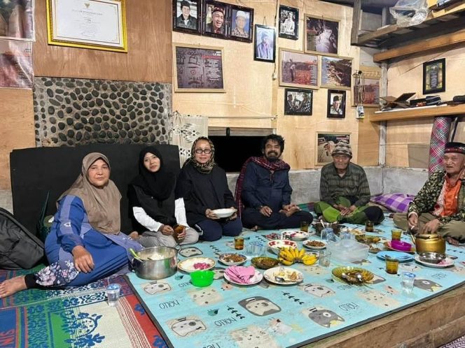 
 Catatan LK Ara: Ibu Restu Menjenguk Kami Di Lokasi Musibah