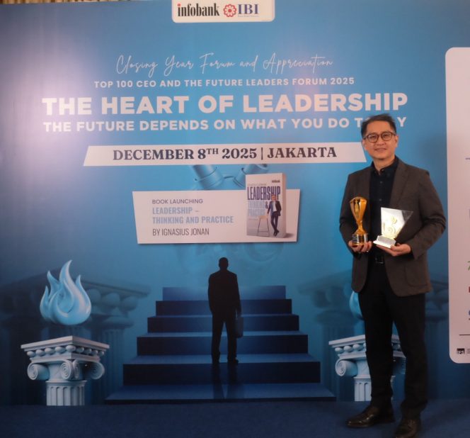 
 CEO FIFGROUP, Siswadi, dianugerahi sebagai CEO of the Year 2025. Selain itu, Direktur FIFGROUP, Daniel Hartono, juga meraih Infobank 200 The Next Future Leaders, pada Senin, 8 Desember 2025 di Shangri-La Hotel Jakarta. Foto istimewa/FIFGROUP 