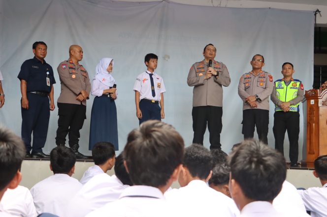 
 Kapolres Priok Beri Arahan Anti Kenakalan Remaja dan anti Anarkisme di SMPN 261 Muara Angke