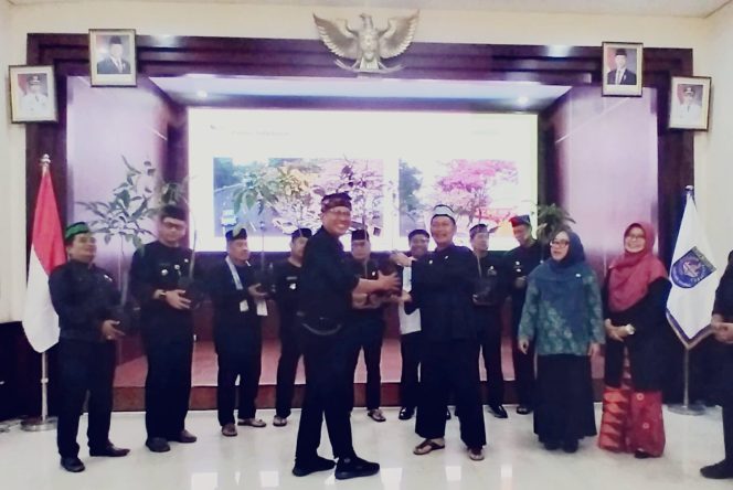 
					Depok di Persimpangan Ekologi: Tanah Terlalu Subur, Risiko Pohon Tumbang Meningkat