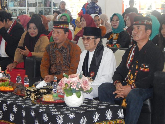 
					Rhoma Irama Disambut Upacara Adat Gayo dalam Acara Pray for Aceh–Sumatra di Taman Mini Square