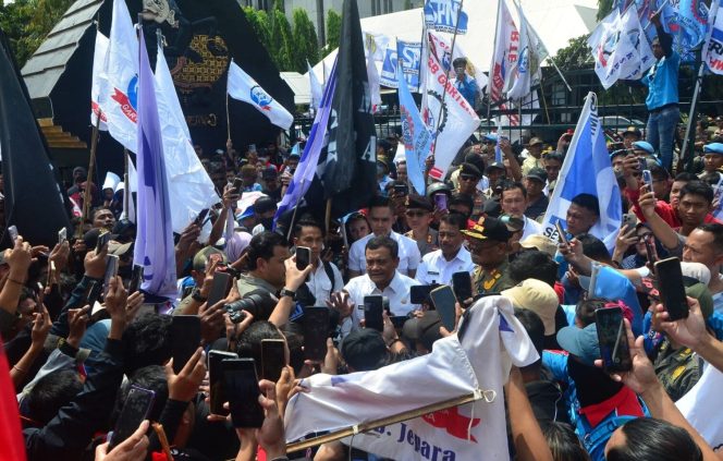 
					Pengumuman Penetapan UMP dan UMK 2026 Jateng Disambut Demo Buruh