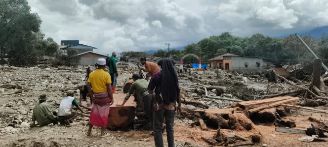 
					Warga Kala Segi Bangun Rumah Sementara Secara Gotong Royong, Harap Bronjong Batu untuk Cegah Banjir Bandang Susulan
