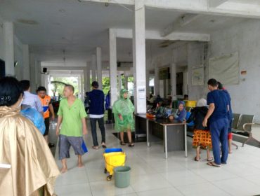 Selain dilakukan sejumlah perbaikan, prasarana transpotasi di Sumatera sebagian menjadi posko penampungan korban bencanan