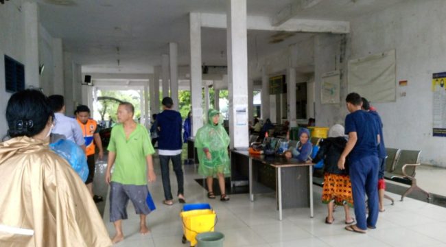 Selain dilakukan sejumlah perbaikan, prasarana transpotasi di Sumatera sebagian menjadi posko penampungan korban bencanan