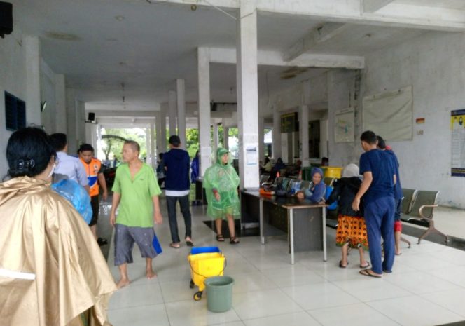 
					Selain dilakukan sejumlah perbaikan, prasarana transpotasi di Sumatera sebagian menjadi posko penampungan korban bencanan