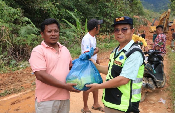 
					Penyaluran bantuan secara simbolis dari Ditjen Hubud untuk korban bencana