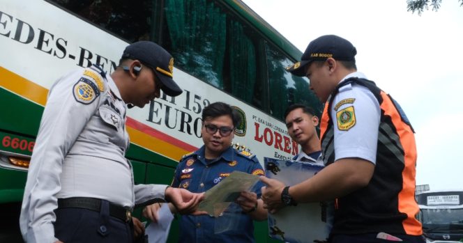 
					Pemeriksan kelaikan bus di terminal tipe A