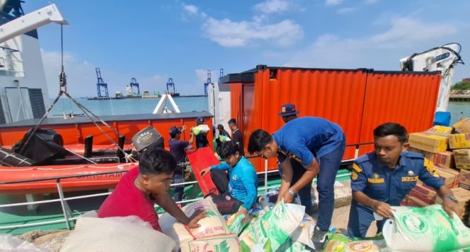 
					Bantuan kemanusiaan diangkut kapal KPLP Kemenhub