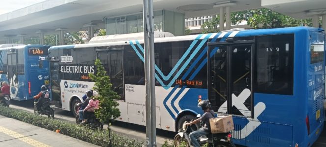 
					Bus listrik DAMRI di Stasiun Jakarta Kota. Foto istimewa/dok/ahmad 
