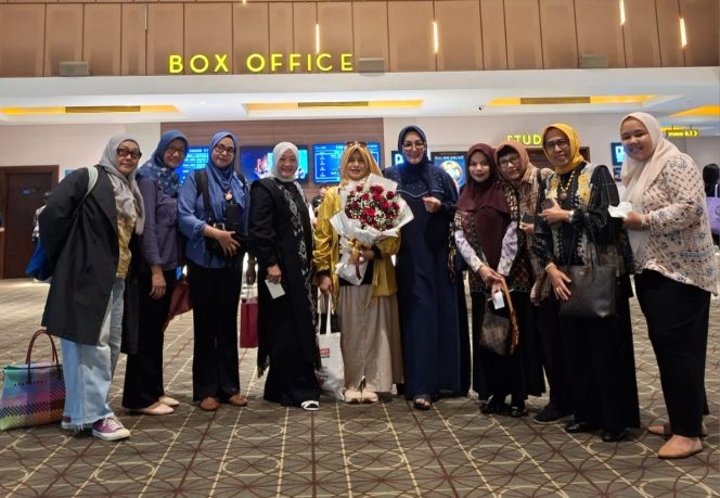 
					Para Notaris Senior Kabupaten Bogor Gelar Nonton Bareng Film NIA Bersama Neno Warisman