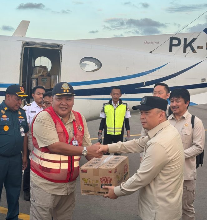 
					Menhub Dudy secara simbolis sampaikan bantuan pada korban bencana di Sumatera