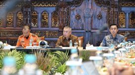 Menhub (tengah) saat pimpin Rakor Nataru (BKIP Kemenhub)