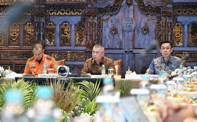 
					Menhub (tengah) saat pimpin Rakor Nataru (BKIP Kemenhub)