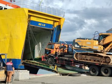 Exavator diangkut KMP Jatra II