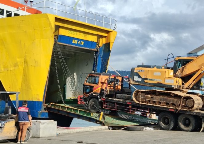 
					Exavator diangkut KMP Jatra II