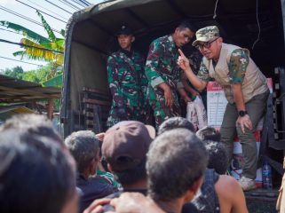 Wamenhaj saat memberikan bantuan