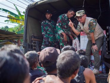 Wamenhaj saat memberikan bantuan