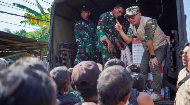 Wamenhaj saat memberikan bantuan
