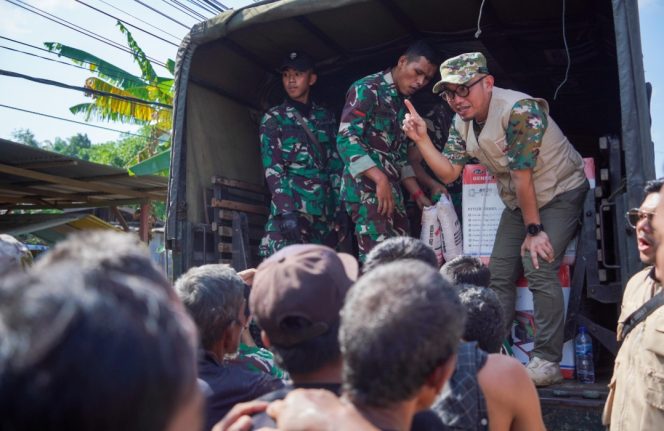 
					Wamenhaj saat memberikan bantuan