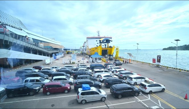 
					Kendaraan di pelabuhan penyeberangan