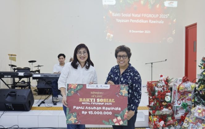 
					Direktur FIFGROUP, Esther Sri Harjati, menyerahkan formboard sebagai simbol penyaluran bantuan sosial yang langsung diterima oleh Direktur Yayasan Pendidikan Dwituna Rawinala, Masriany Sihite. Kegiatan ini dilakukan di Panti Asuhan Rawinala, Jakarta (08/12). Foto istimewa/FIFGROUP 