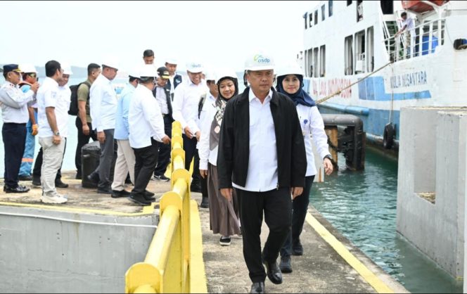 
 Menhub di salah satu pelabuhan di Batam