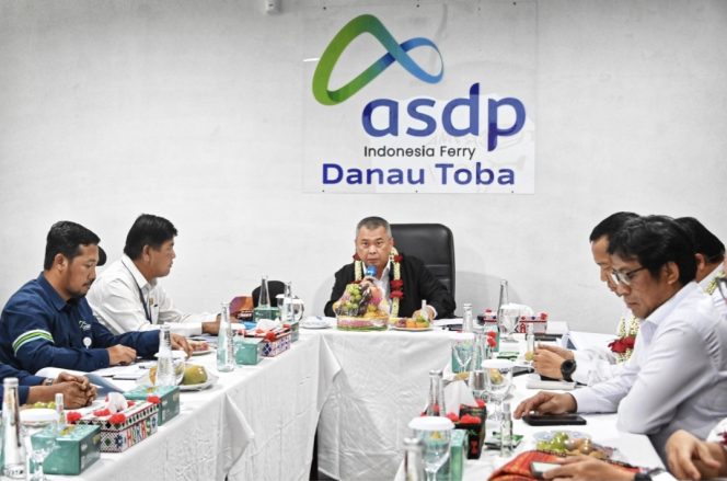 
					Menhub di Danau Toba