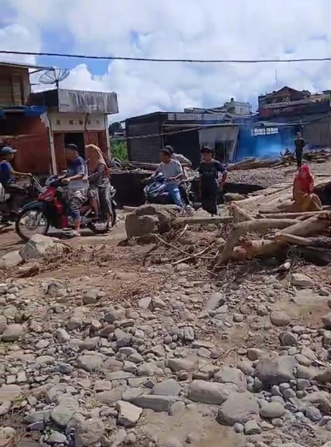 
 Bertahan dalam Gelap, Berharap pada Tuhan: Kisah Nyata Banjir Aceh Tamiang 26 November 2025