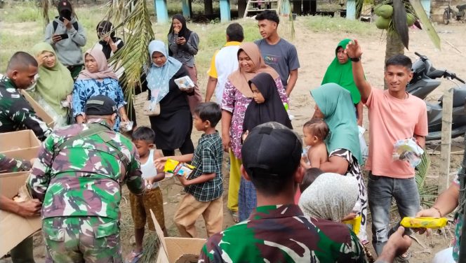 
 Relawan BFLF & Gemantara LSM’ ACUT Bersama Brigif 25/Siwah Salurkan 3000 Kue dan Bantuan Logistik untuk Warga Langkahan