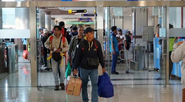 Perjalanan masyarakat dengan angkutan umum