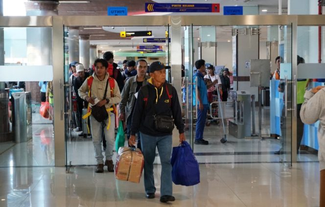 
					Perjalanan masyarakat dengan angkutan umum