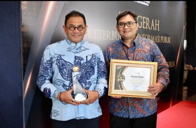 
					Dirut dan Corsec Airnav menunjukkan penghargaan dari KIP