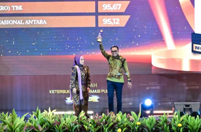 
					Dirut ASDP saat menerima penghargaan