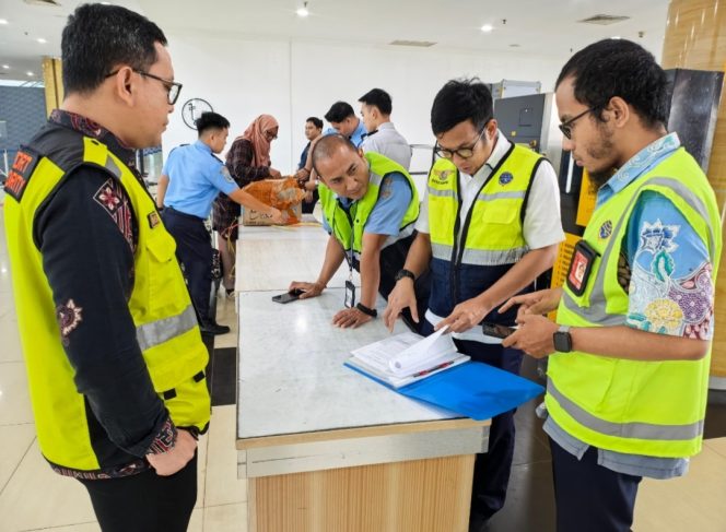 
					Cek data kemaanan penerbangan