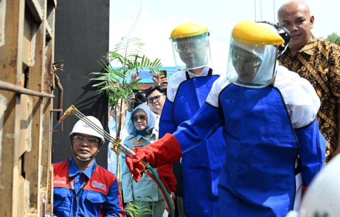 
					Menhub dan Gubernur Jatim simbolis normalisasi truk kelebihan dimensi