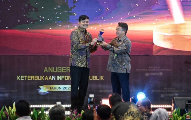 
					Sahli Kemenhub saat terima penghargaan