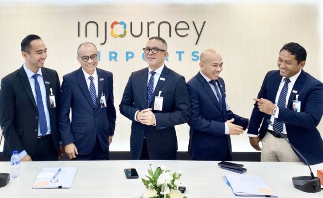 
					Dirut API (tengah) bersama jajaran