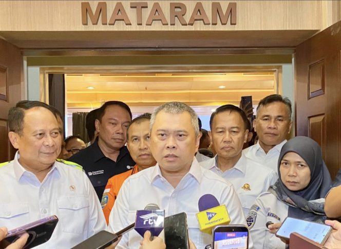 
					Menhub didampingi Wamenhub  dan pejabat Kelembagaan lainnya