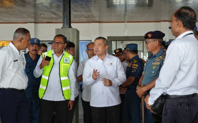 
					Menhub di salah satu simpul transportasi di NTT