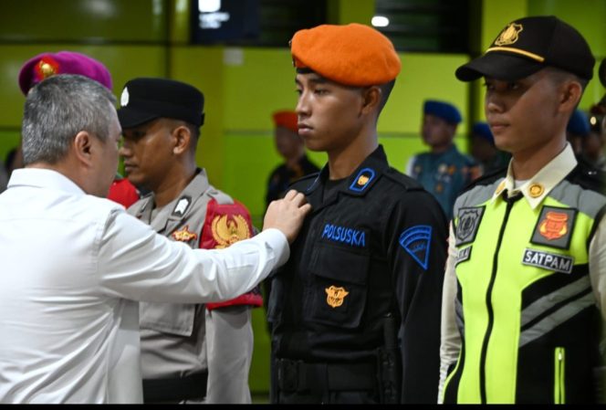 
					Penyematan tanda untuk petugas di masa Nataru