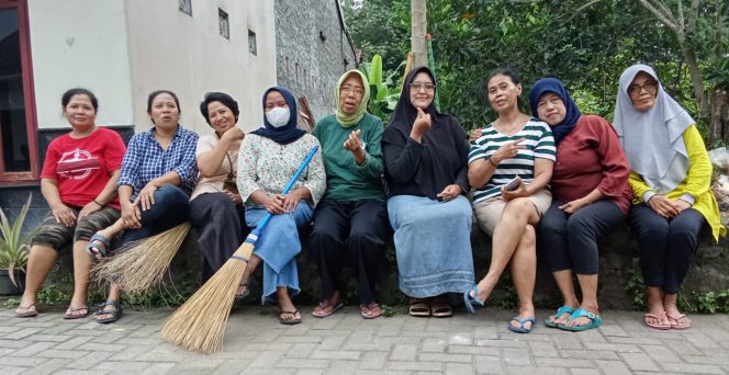 
 Jumat Bersih Rutin, Ibu-Ibu PKK Ngaran 1 Bangun Lingkungan Sehat dan Solidaritas Sosial