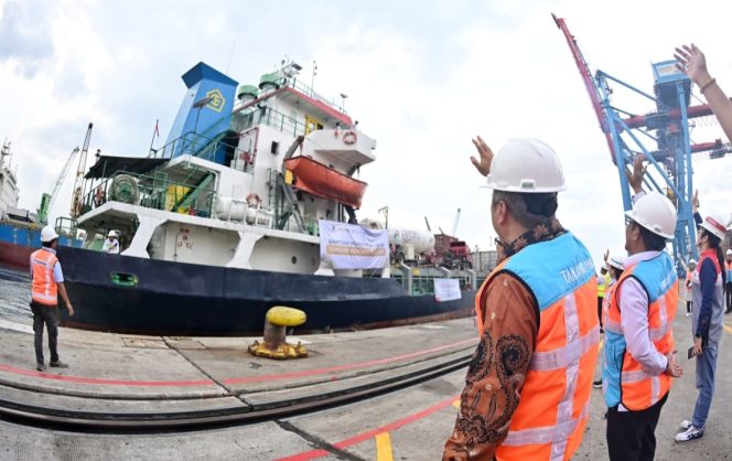 
 Menhub saat melepas kapal angkut bantuan untuk Sumatera