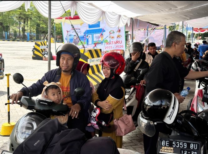 
					Pengguna sepeda motor hendak menyeberang via Pelabuhan Ciwandan menuju Bakauheni